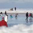 Parece filme, mas é real: moradores trocam o mergulho pela patinação após fenômeno raro congelar o mar na Polônia