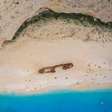 Praia mais bonita da Grécia é famosa por navio abandonado