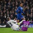 João Pedro marca, mas Chelsea leva gol bizarro e empata com o Leeds