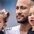 Neymar junta Mavie e Helena em momento de diversão com a família