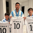 Messi ganha camisas de Neymar Jr e é homenageado pelo Santos: 'Do Príncipe para o Gênio'