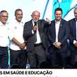 Lula posa para foto ao lado de prefeitos do PL e brinca: 'Presidente do partido vai bater neles'
