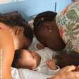 'Ataque de beijos': Carol Peixinho e Thiaguinho derretem fãs ao aparecer com o filho