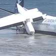 Avião com 55 pessoas faz pouso de emergência no mar na Somália; veja vídeo
