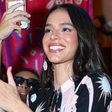 Parece um look básico, mas a bolsa custa R$ 18 mil: Bruna Marquezine desembarca em Salvador para Carnaval com Shawn Mendes com conjunto comfy