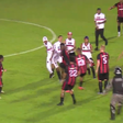 Torcedores invadem gramado para agredir jogadores após eliminação do Moto Club