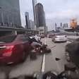 Criança abre porta de carro durante engarrafamento e derruba motociclista; veja vídeo