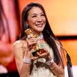 Michelle Yeoh se recusa a debater política ao receber Urso de Ouro