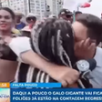 Repórter é beijado e carregado por foliã em pré-carnaval no Recife