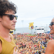 Carnaval 2026: assumidos, Bruna Marquezine e Shawn Mendes trocam carinhos no trio de Ivete Sangalo e cantor canadense surge impressionado com a folia baiana