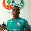 Jhon Arias conhece Academia do Futebol do Palmeiras; veja o vídeo