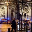 Armado com faca, homem é baleado após atacar policiais no Arco do Triunfo, em Paris