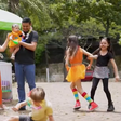 Blocos adaptados garantem a participação de bebês, crianças e idosos na folia em SP e RJ