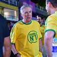 Técnico da Seleção, Ancelotti curte desfiles na Sapucaí