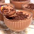 Mousse de chocolate feita com rapidez no liquidificador, ideal para a sobremesa da família