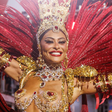 Fantasia de R$ 600 mil assinada por grife internacional: veja 20 fotos do look de Juliana Paes em retorno triunfal como rainha de bateria da Viradouro