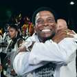 Neguinho da Beija-Flor é aclamado na Sapucaí em primeiro desfile após aposentadoria