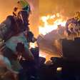 Vídeo mostra o momento em que cadela é salva de incêndio por bombeiros em MG