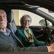 Velozes e idosos: casal de nonagenários compra um Porsche elétrico de 300 CV para celebrar 70º aniversário de casamento