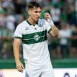 Emprestado pelo Fluminense, Lavega chora ao errar pênalti no Coritiba