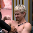 BBB 26: Juliano Floss se machuca com faca, passa mal ao ver sangue e leva dois pontos