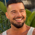 Ricky Martin reage a foto de ator brasileiro de sunga; veja quem