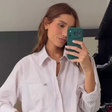Sasha prova estilo do minimalismo com camisa listrada de R$ 1.390