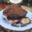 Bolo prestígio gelado bem molhadinho, a combinação perfeita de chocolate com coco que derrete na boca