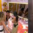 Treta de chinelo no 'BBB 26': Milena limpa sandália de Jonas e Jordana entra na confusão para provocar Samira