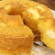Bolo de milho com requeijão que já sai do forno recheado, uma receita para surpreender a todos