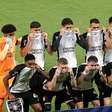 Com camisas na boca, jogadores do Corinthians fazem protesto antirracista em jogo contra o Cruzeiro