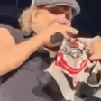 Vocalista do AC/DC ergue bandeira do Corinthians em show