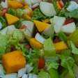 Salada tropical refrescante para os dias de calor, com ingredientes leves e um sabor incrível