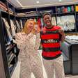 Vinícius Júnior posa com camisa do Flamengo ao lado de Virginia e agita torcedores