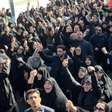 Iranianos saem às ruas após morte de líder supremo; governo decreta luto de 40 dias