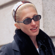 Carolyn Bessette em alta: 5 tendências do minimalismo noventista que voltam a ditar a beleza em 2026