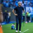 Luís Castro valoriza atuação da zaga do Grêmio, mas teme interesse do mercado