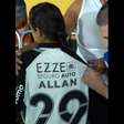 Corinthians: Allan refaz gesto após criança ter camisa "roubada" por membro de organizada