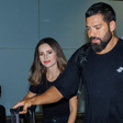 Sandy acerta com aerolook descomplicado em viagem com namorado