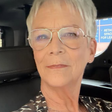 Jamie Lee Curtis posa com sutiã que ganhou de presente à mostra: 'Minha fonte de renda'