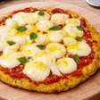 Pizza low carb sem farinha com massa de couve-flor crocante