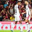 Torcida do Flamengo protesta mesmo após goleada, e Alex Sandro comenta