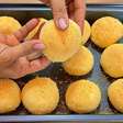 Pão de queijo com flocão, uma gostosura que fica crocante por fora e macia por dentro