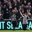 Com um a menos, Newcastle vence e derruba invencibilidade do Manchester United