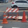Trecho de avenida no centro de Mogi tem interdição parcial após abertura de buraco
