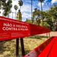 Porto Alegre instala "Banco Vermelho" em parques e praças para combater feminicídio
