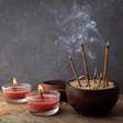 Quer atrair amor? Conheça os incensos que elevam sua vibração