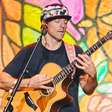 Jason Mraz traz repertório afetivo para noite colorida em São Paulo