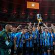 Grêmio quebra jejum de 20 anos e volta a erguer a taça do Gauchão no Beira-Rio