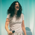 Lorde estourou na música aos 16 anos e fez tratamento com droga MDMA para superar o medo de palco